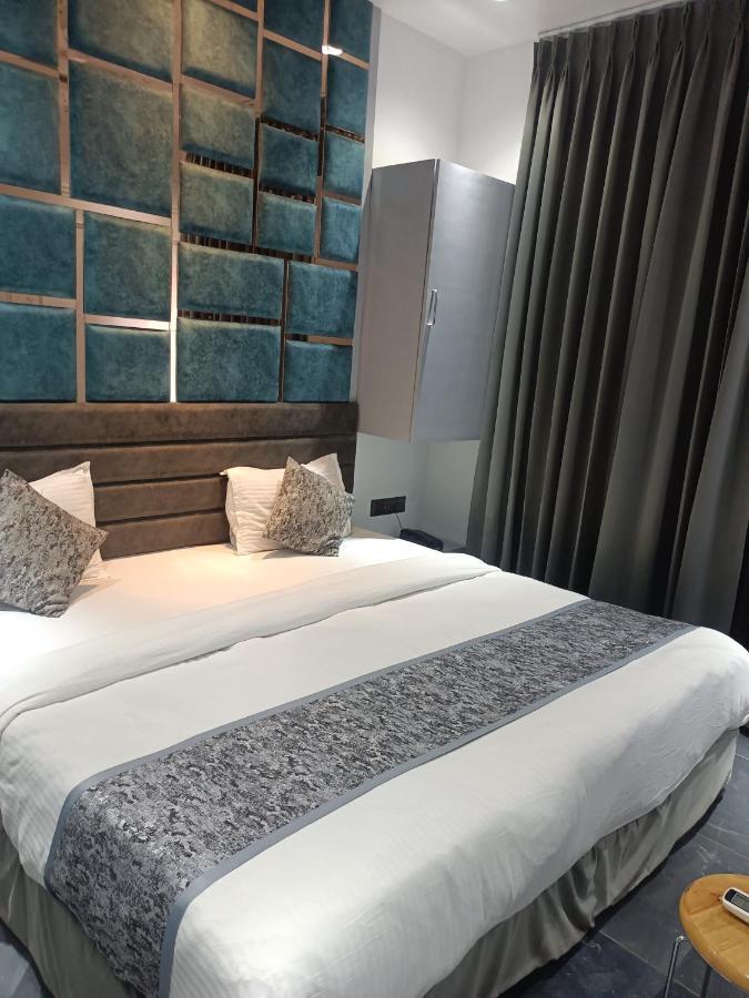 Hotel The Lowell 수라트 외부 사진