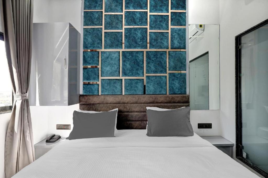 Hotel The Lowell 수라트 외부 사진