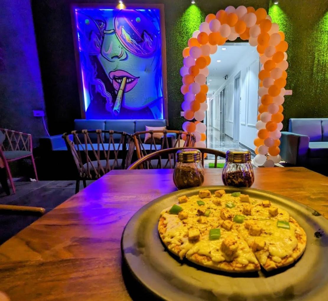 Hotel The Lowell 수라트 외부 사진